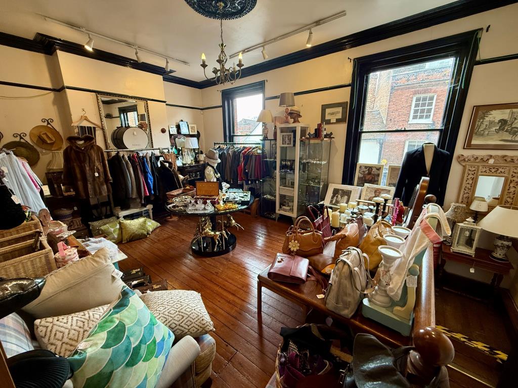 Lot: 52 - MIXED USE PROPERTY IN GOOD LOCATION - First floor display room